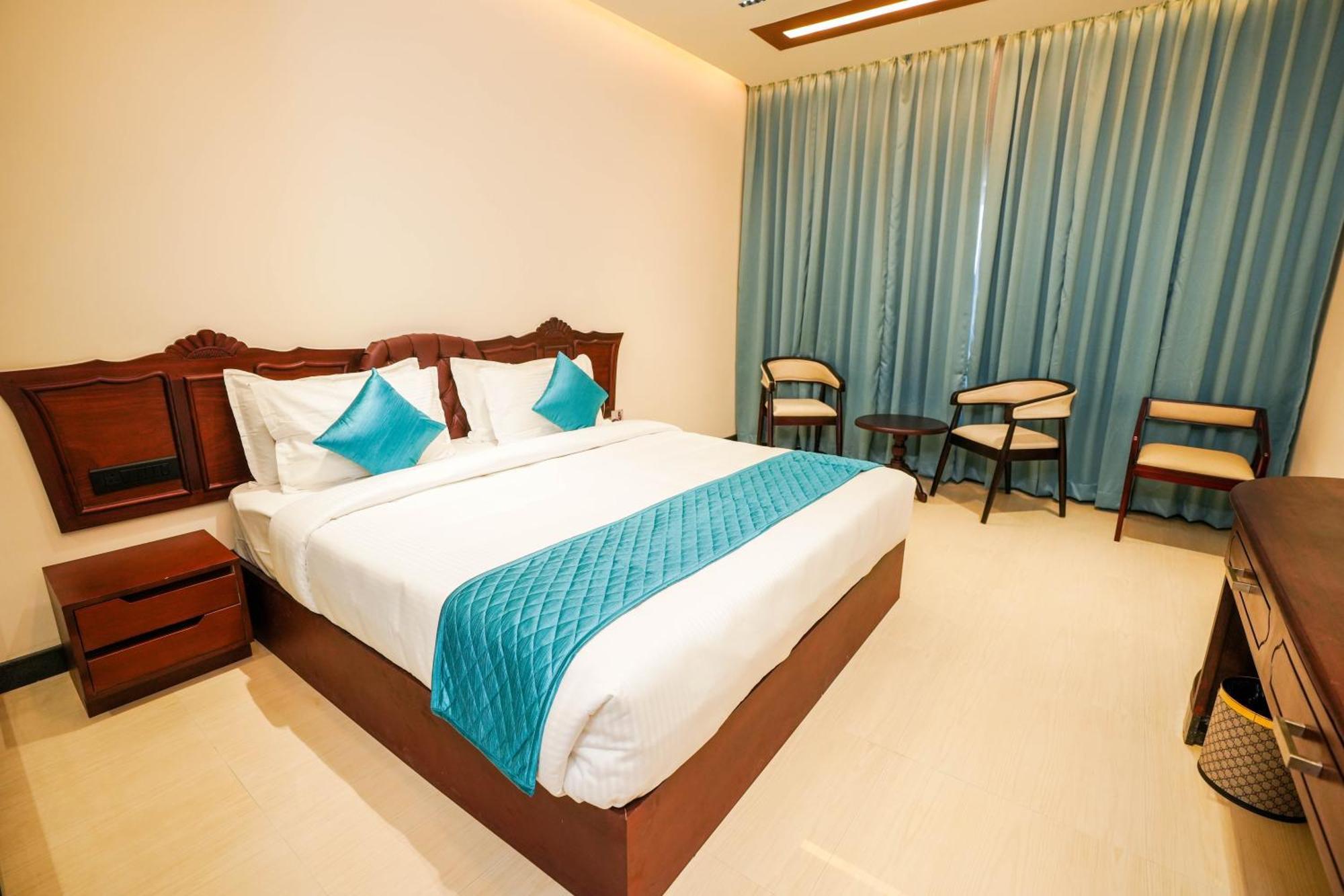 Blue Castle Hotel Thiruvananthapuram Екстериор снимка