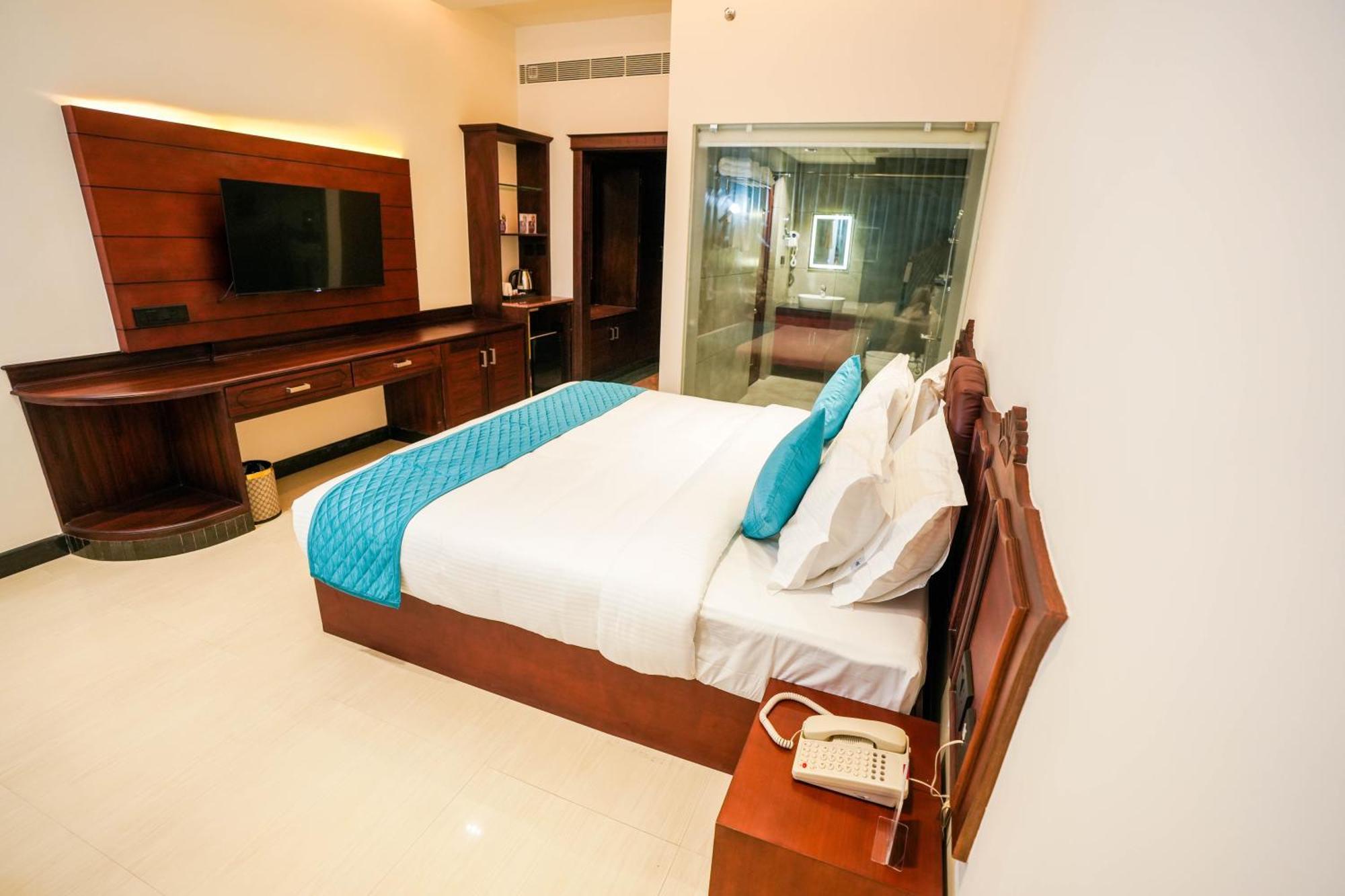 Blue Castle Hotel Thiruvananthapuram Екстериор снимка